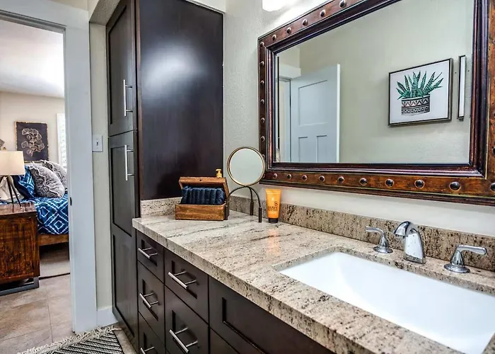 Modern And Sophisticated Old Town Gem *
